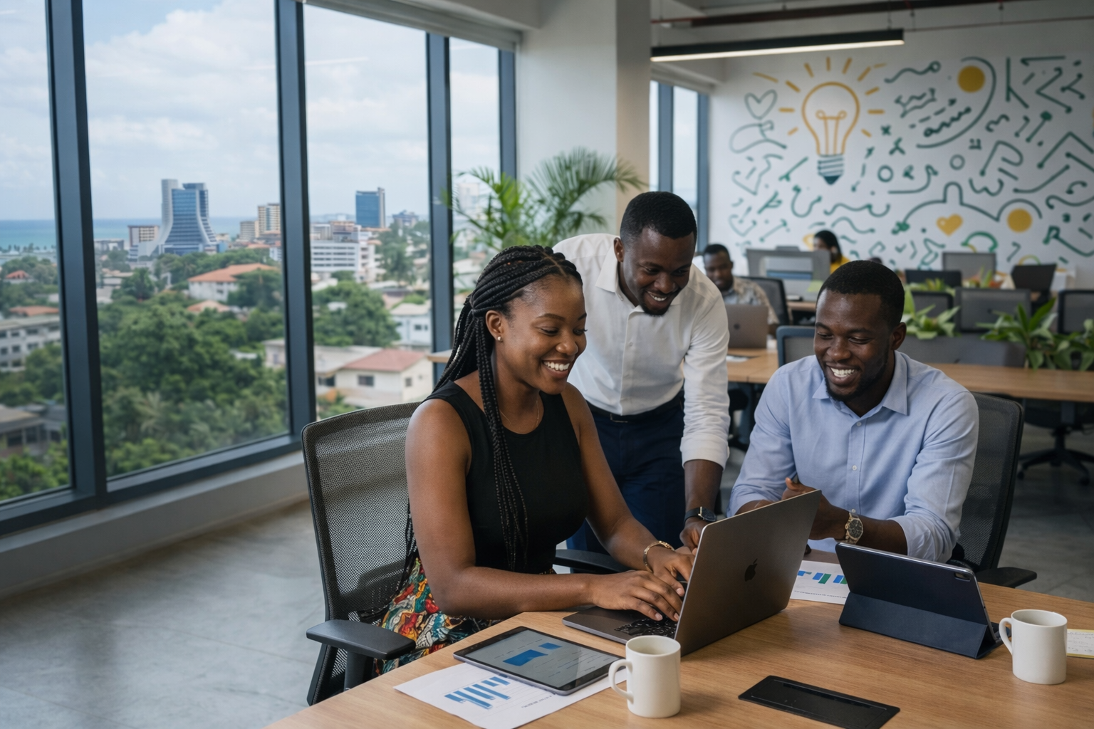 Professionnels en collaboration dans un bureau moderne